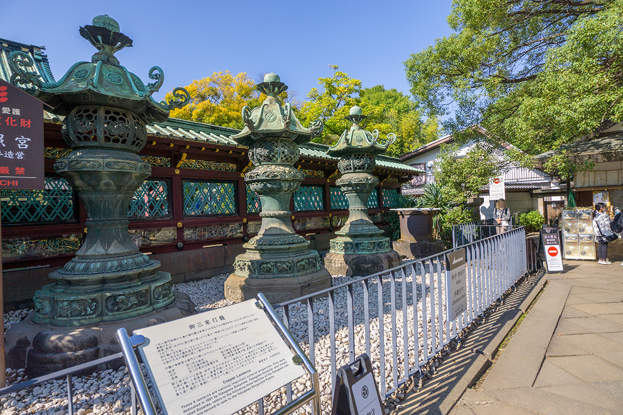 唐門前の銅灯籠