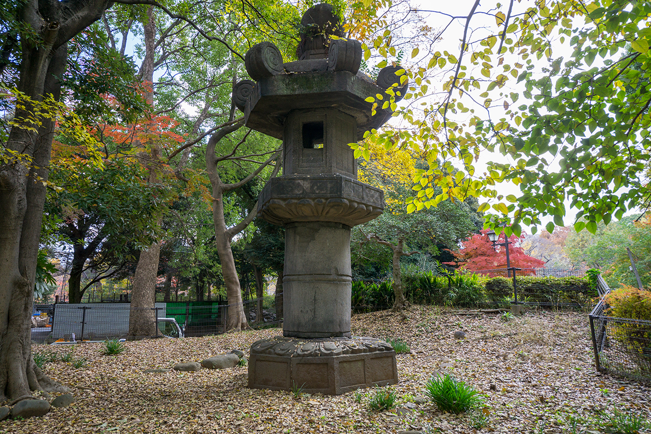 お化け灯籠(大石灯籠)