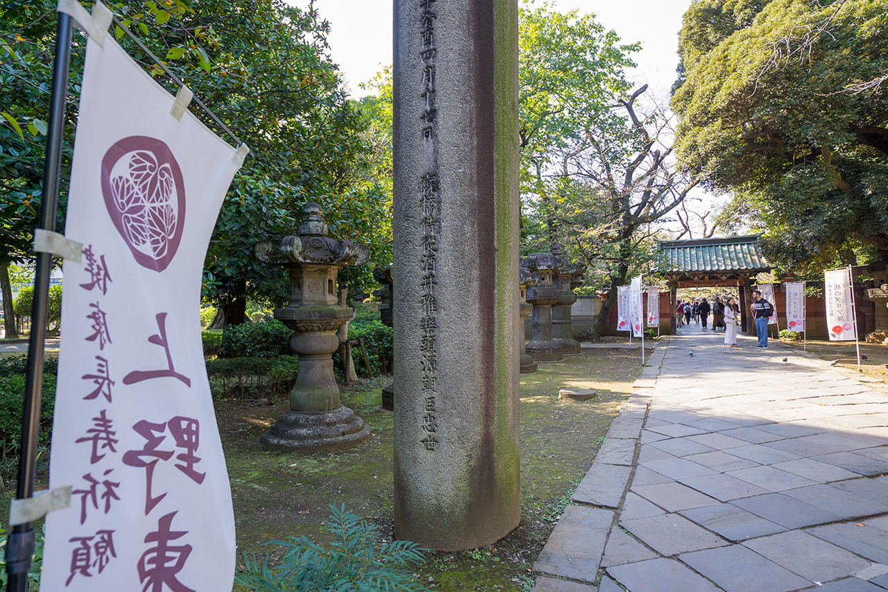 地中に埋まった鳥居の柱