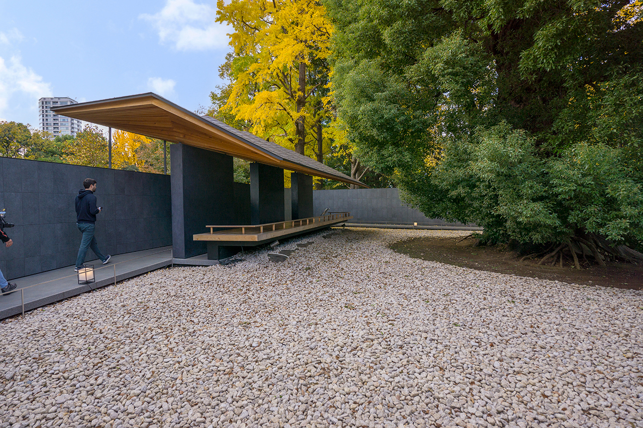 反対側から見る静心所