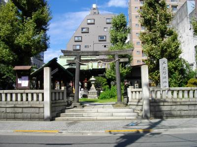 千束稲荷神社 鳥居と拝殿