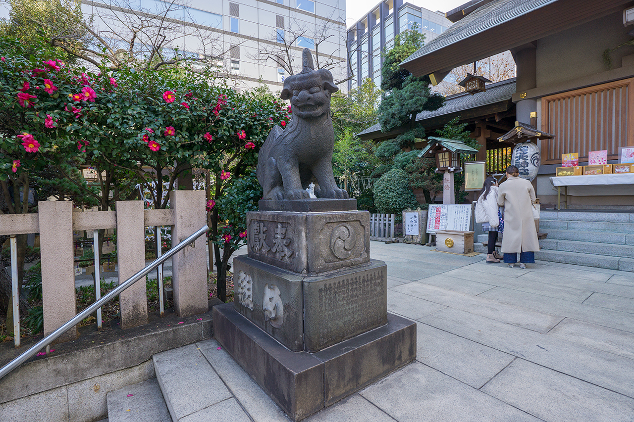左の狛犬