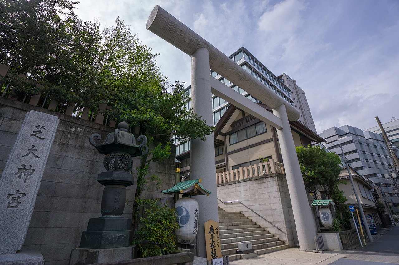 大鳥居と銅燈籠