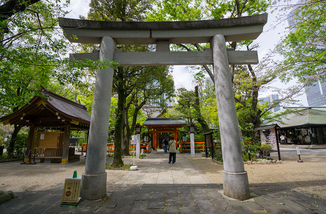 港区愛宕神社 第一鳥居からみえる境内
