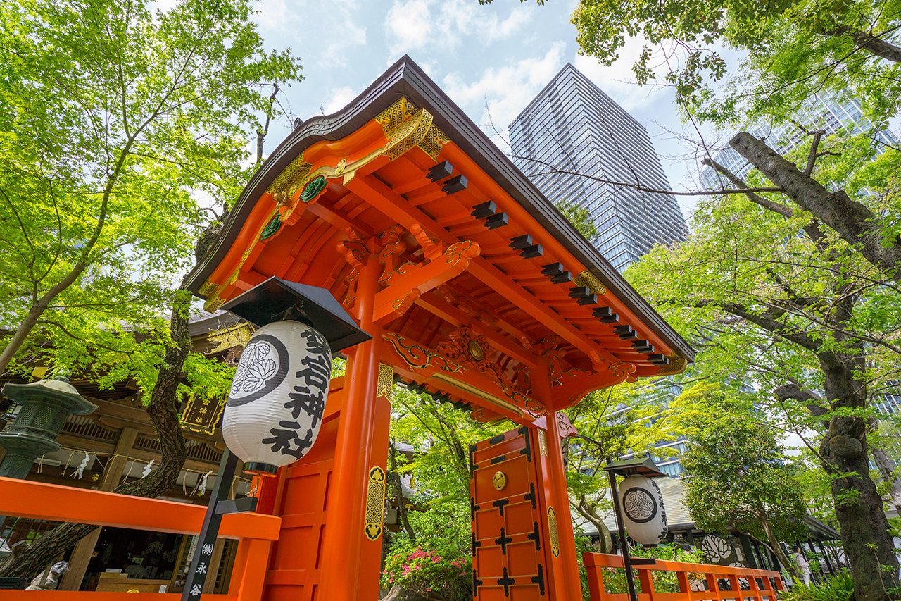 港区愛宕神社 見上げた丹塗りの門