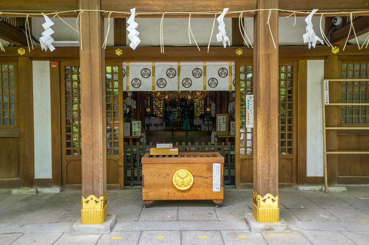 港区愛宕神社 拝殿内部と賽銭箱