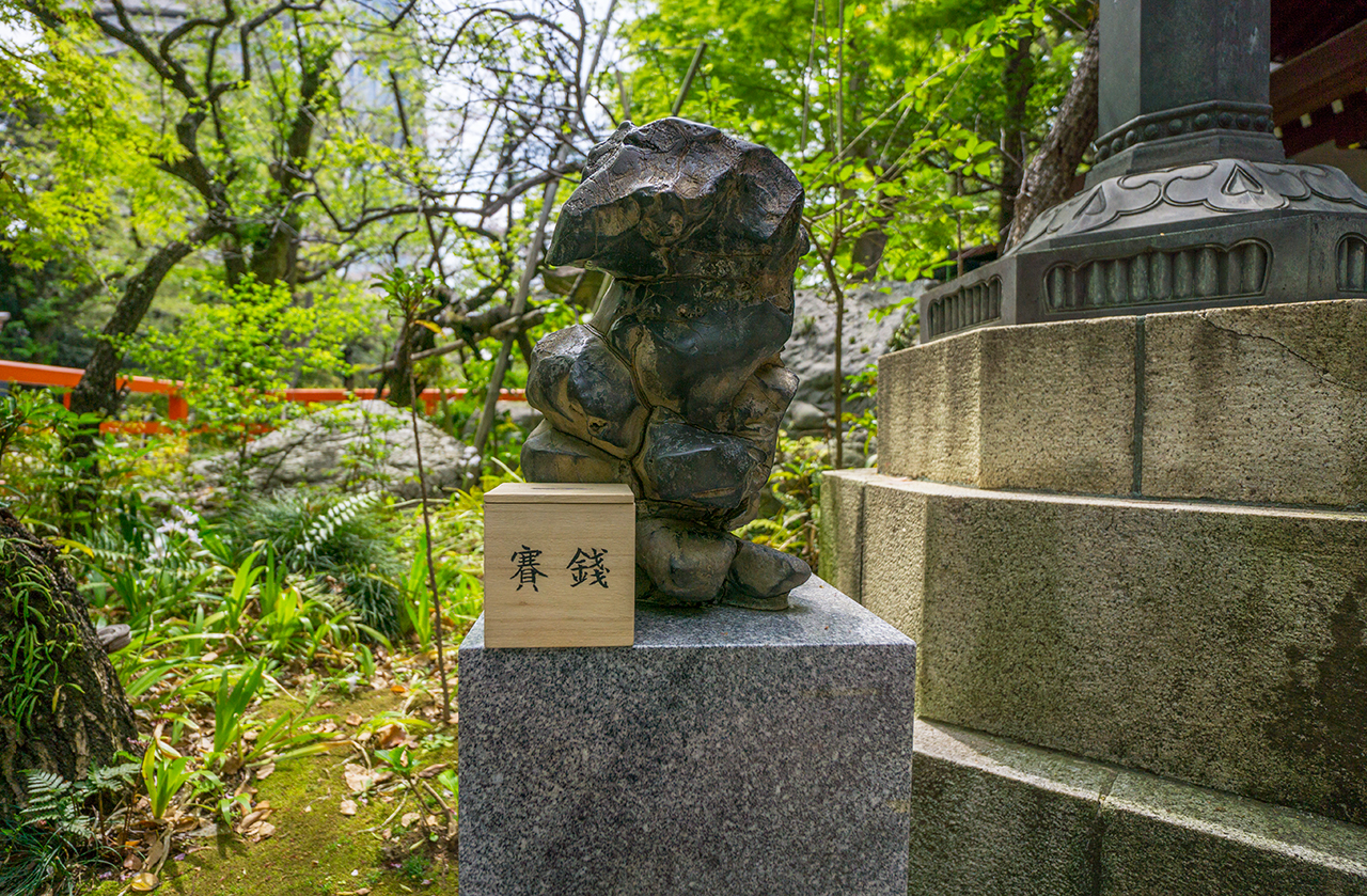 港区愛宕神社 招き石