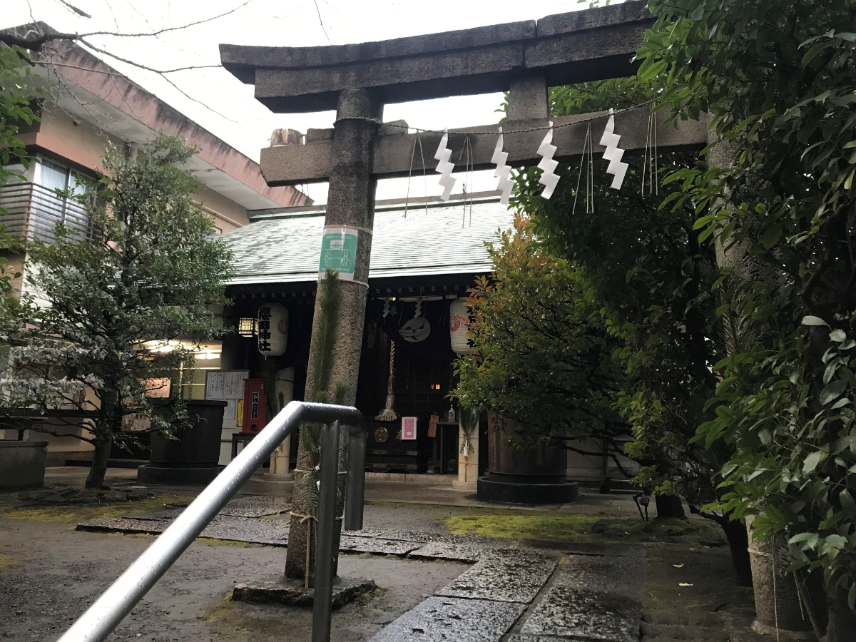 鳥居と拝殿