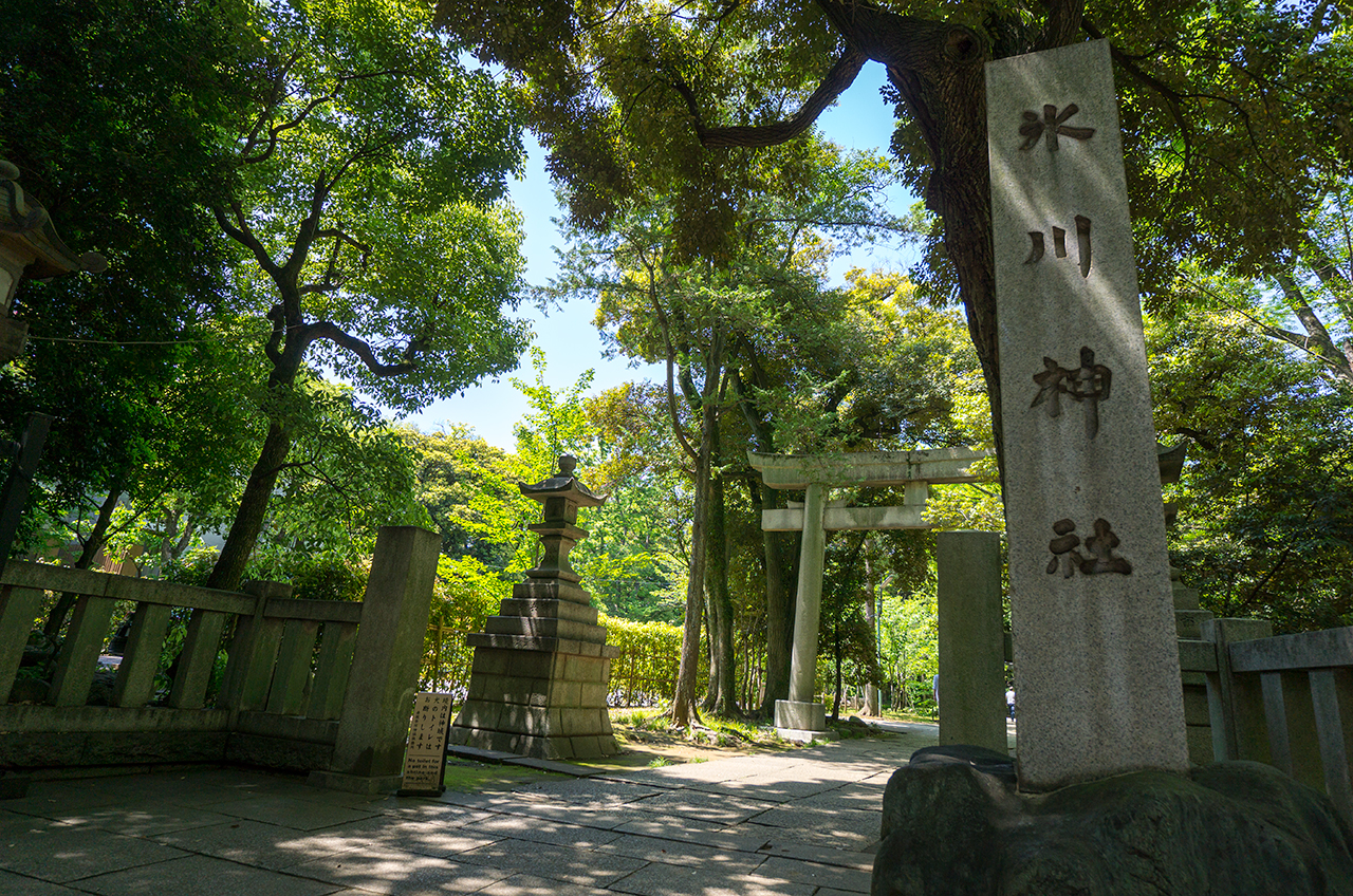 赤坂氷川神社 社号標と南側の鳥居