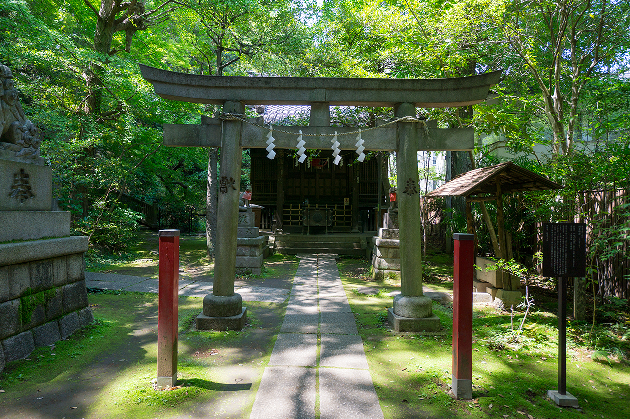四合稲荷の鳥居と社殿