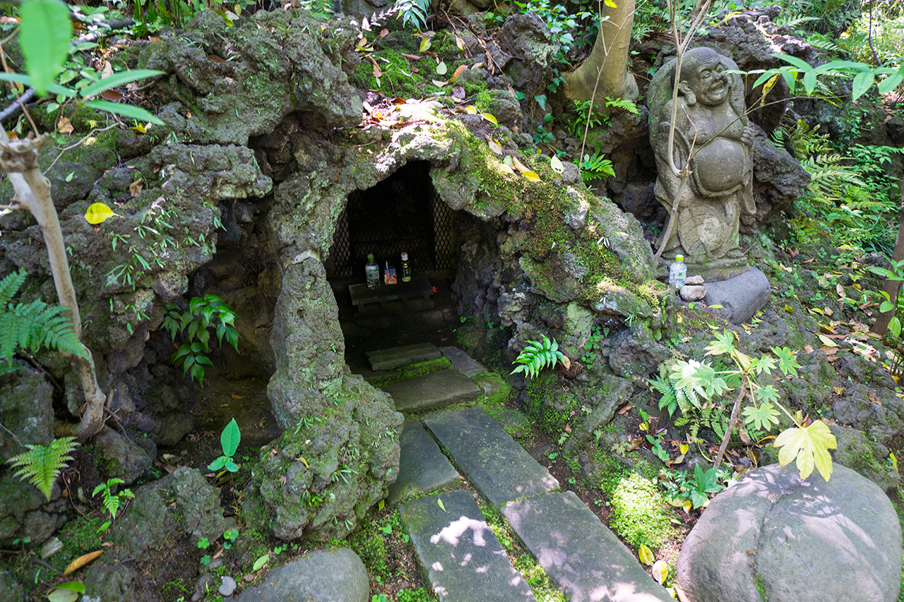 西行稲荷の祠と布袋像