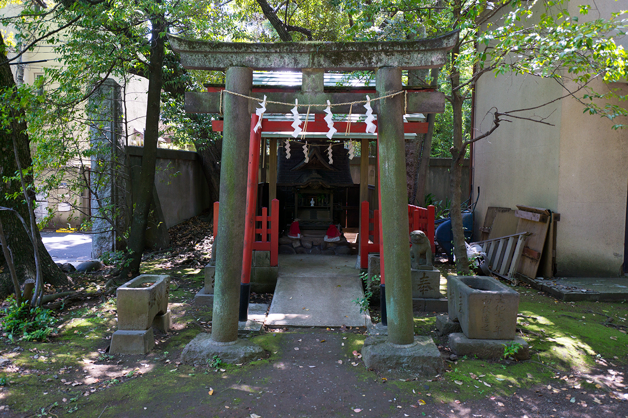 山口稲荷 鳥居と社殿