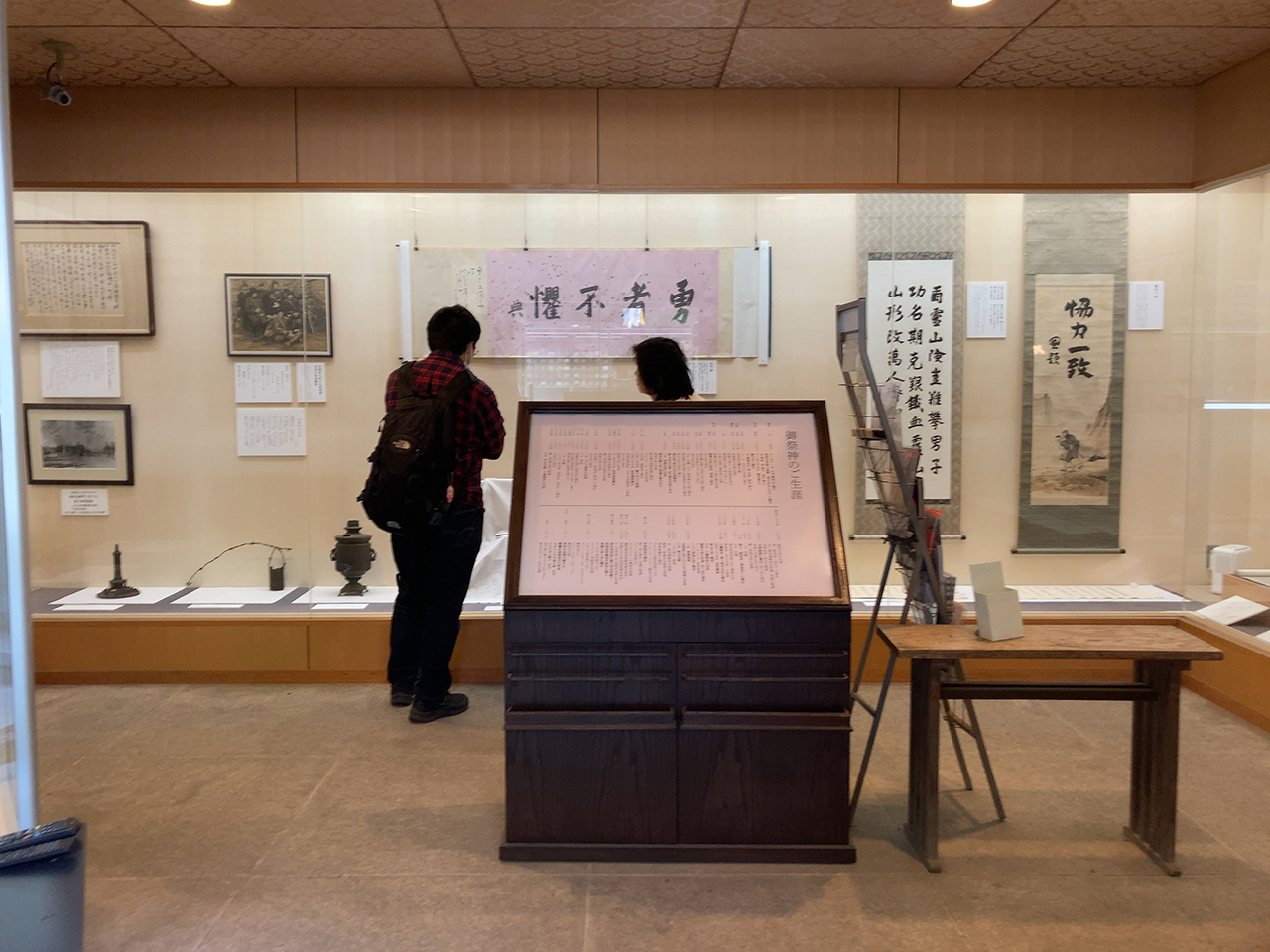宝物殿 入口からみえる展示品