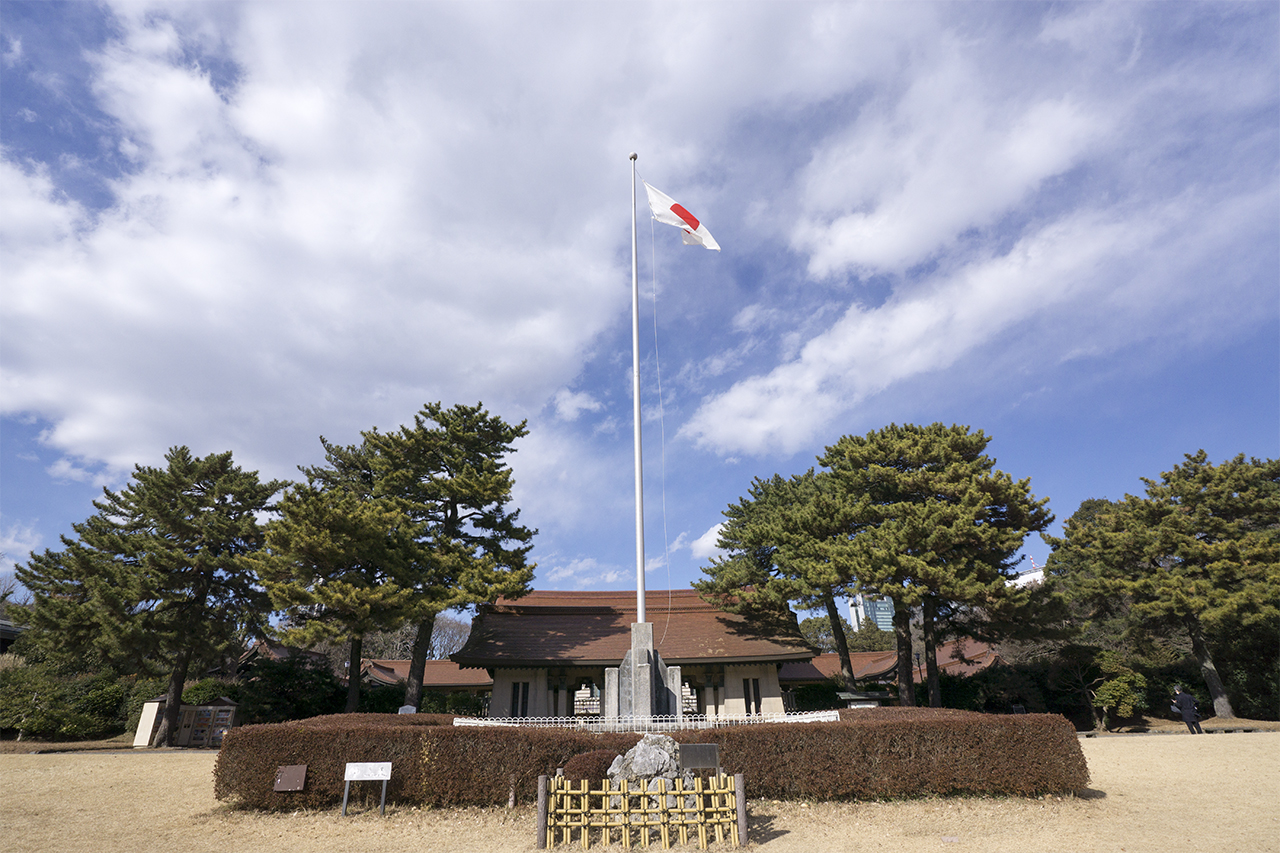 さざれ石と国旗