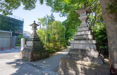 東郷神社 第一駆逐隊の燈籠と碑 斜め