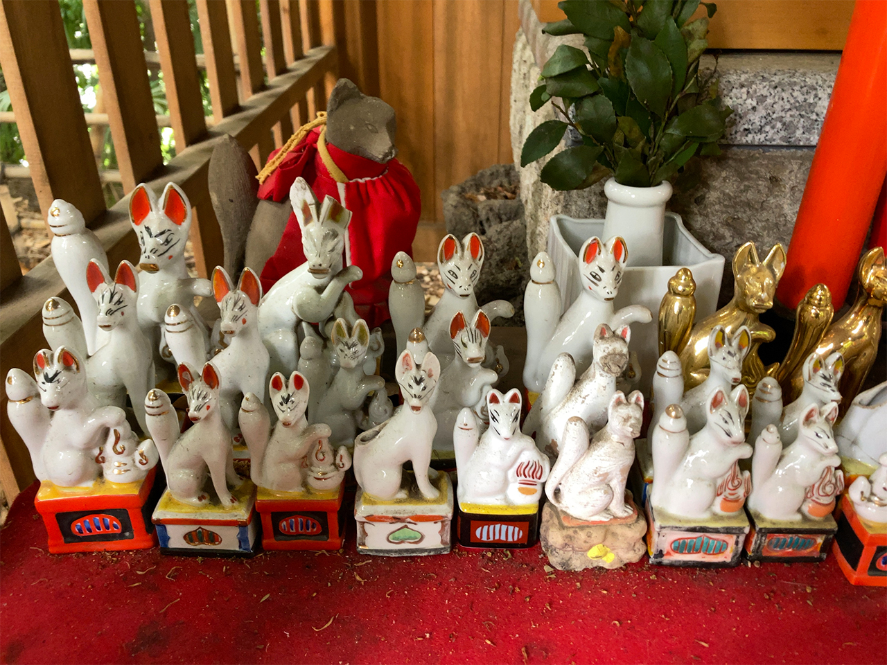 出世稲荷社に奉納された狐像