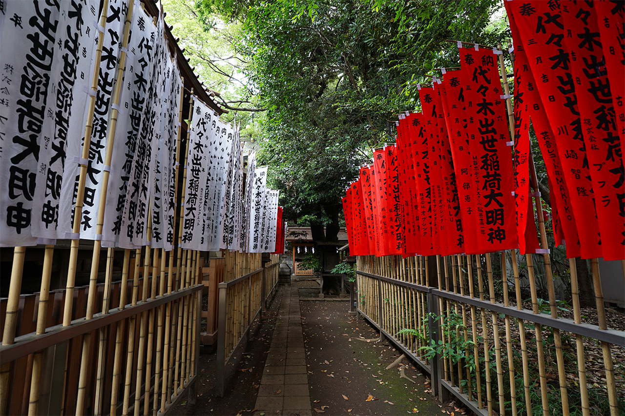 奉納された紅白の幟