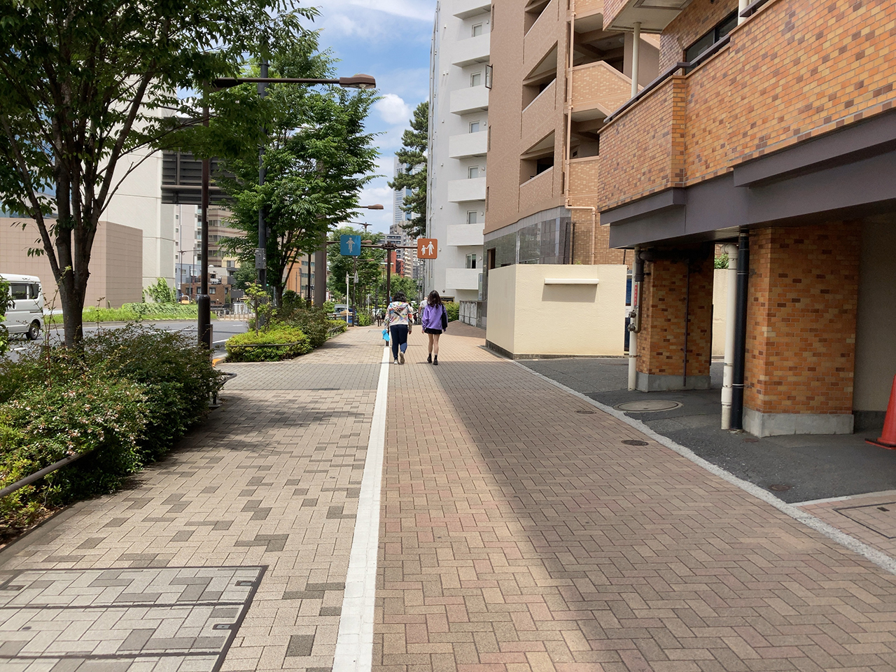 駅から代々木八幡宮への道