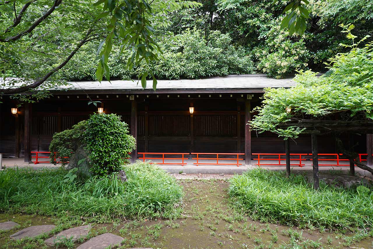 回廊前の庭