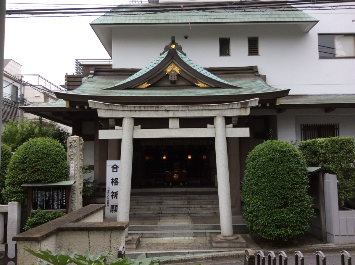鳥居と拝殿