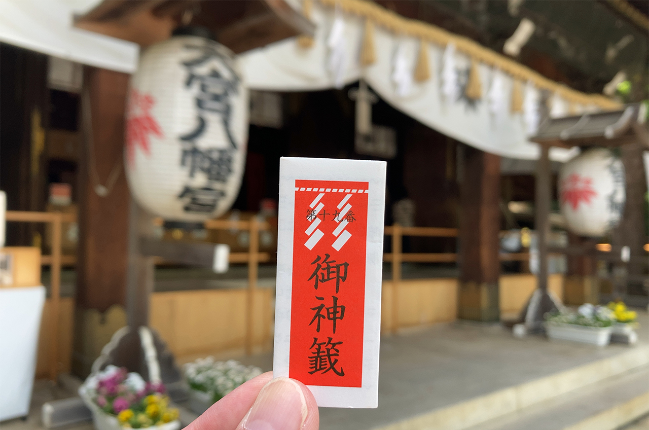 おみくじと社殿