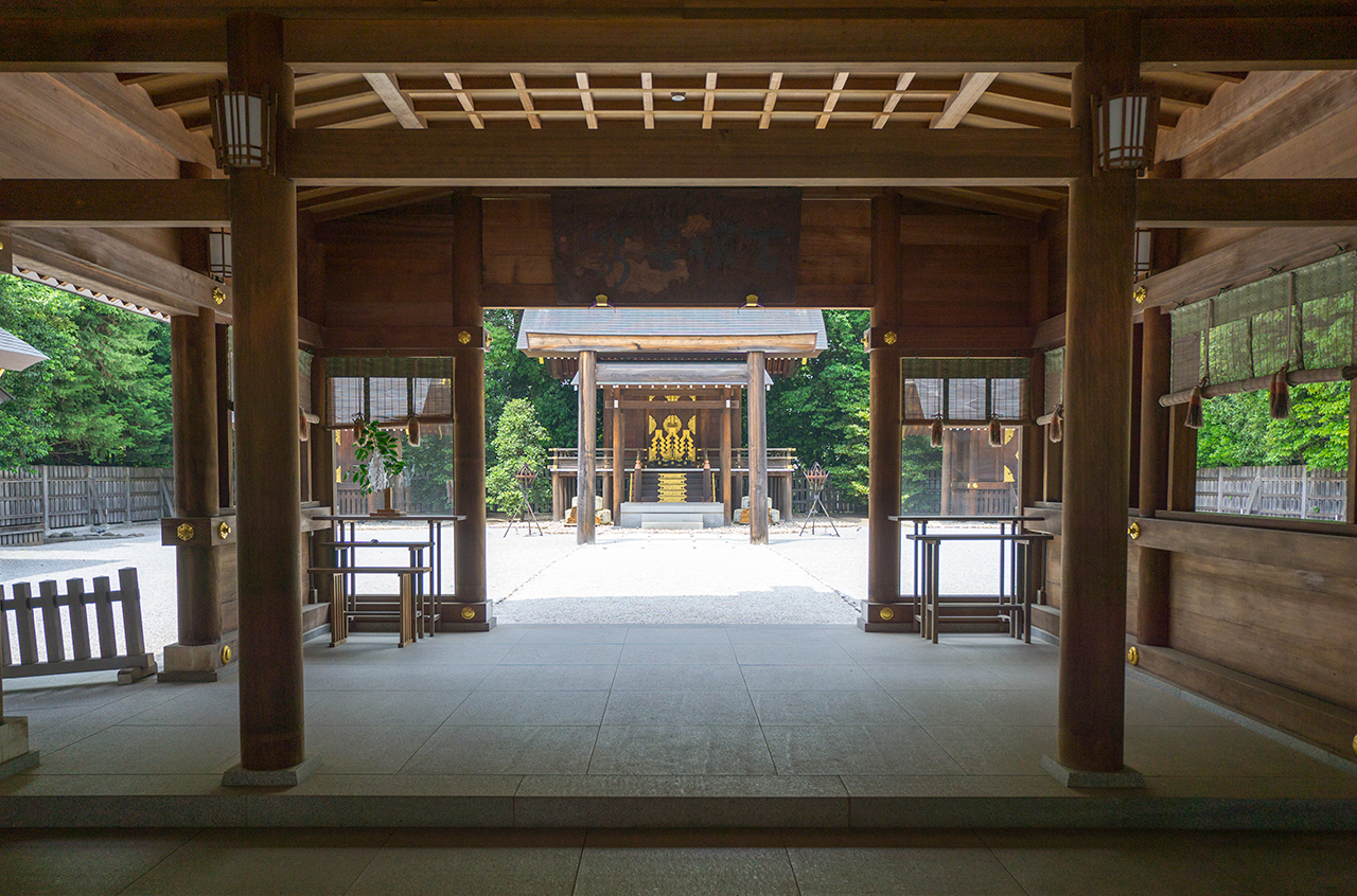 拝殿内部から見える本殿