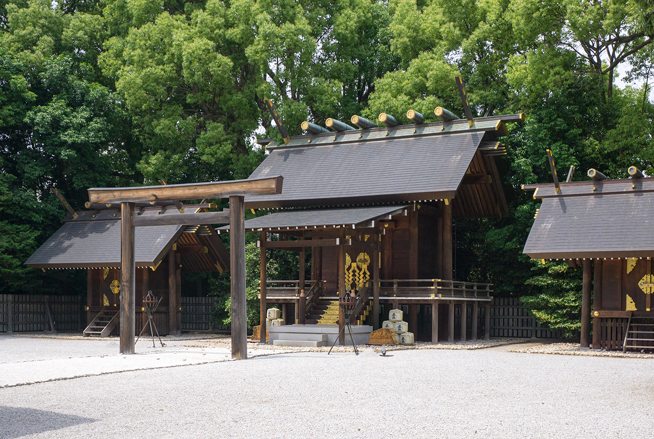 本殿前の鳥居と本殿