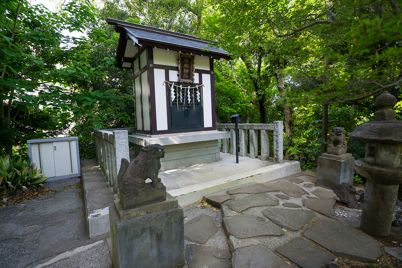 御嶽神社 狛犬と社殿