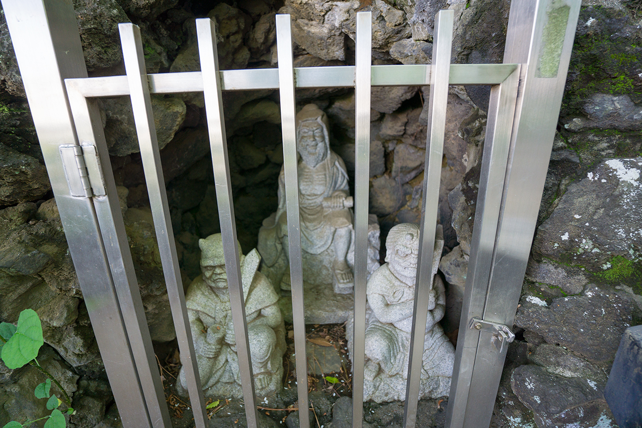 役行者と鬼の石像