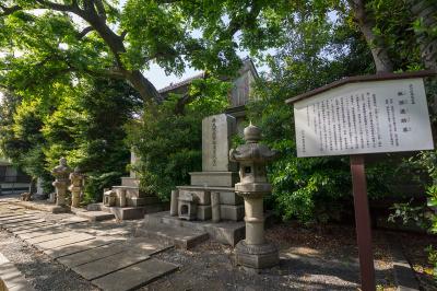 品川神社 板垣退助の墓の説明版と墓たち