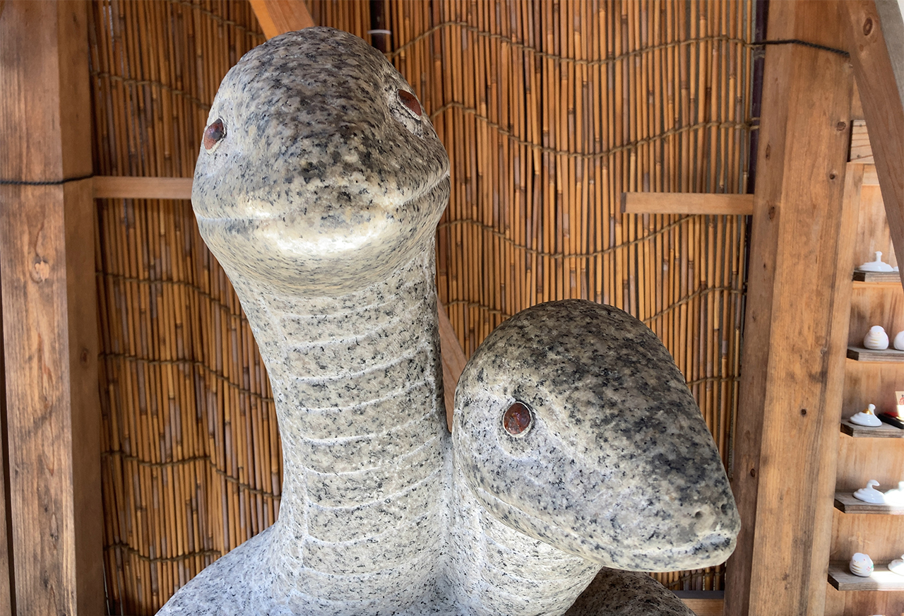 蛇窪神社のへび像