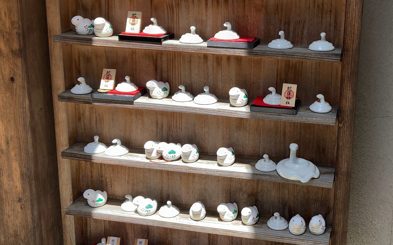 奉納された白蛇の土鈴型のおみくじ