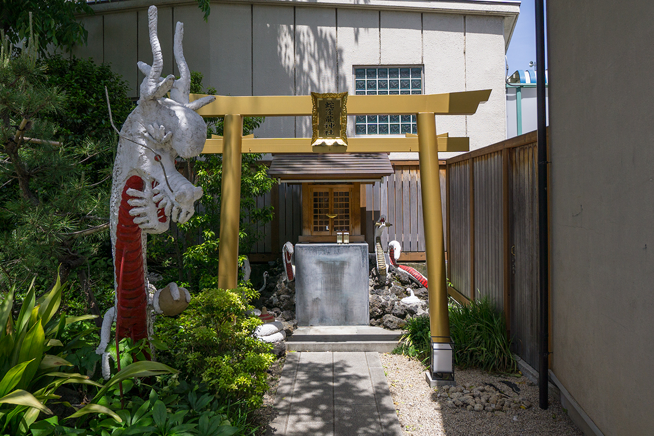 蛇窪龍神社（元宮）鳥居と社殿と龍の彫刻