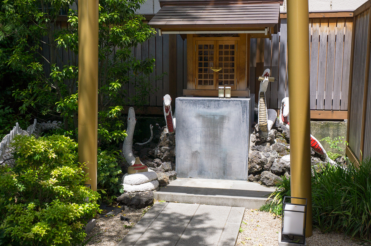 蛇窪龍神社（元宮）社殿と龍の彫刻