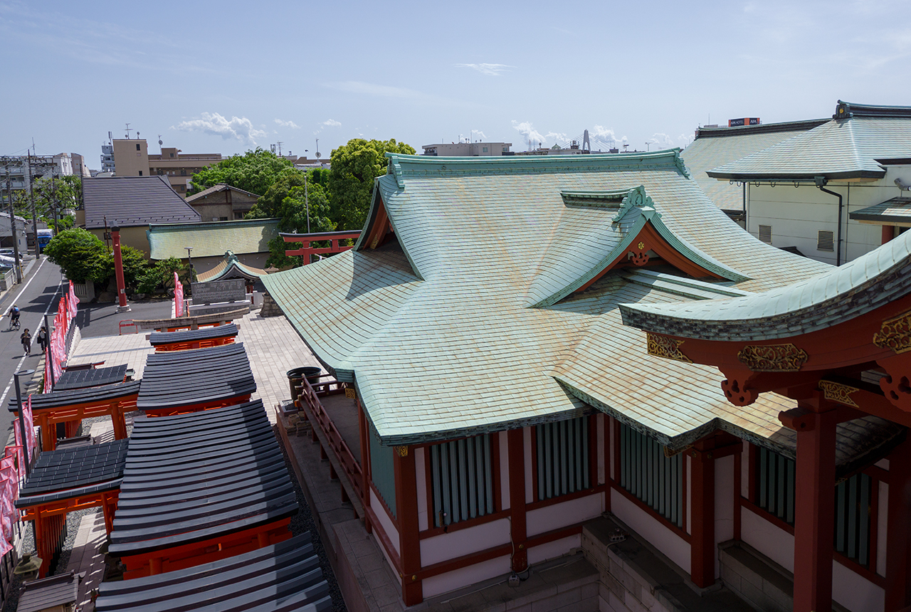 稲荷山頂上から見える境内