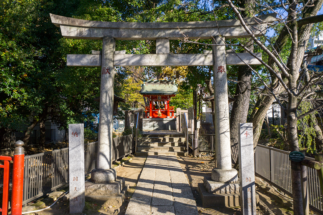 七渡神社社殿と鳥居