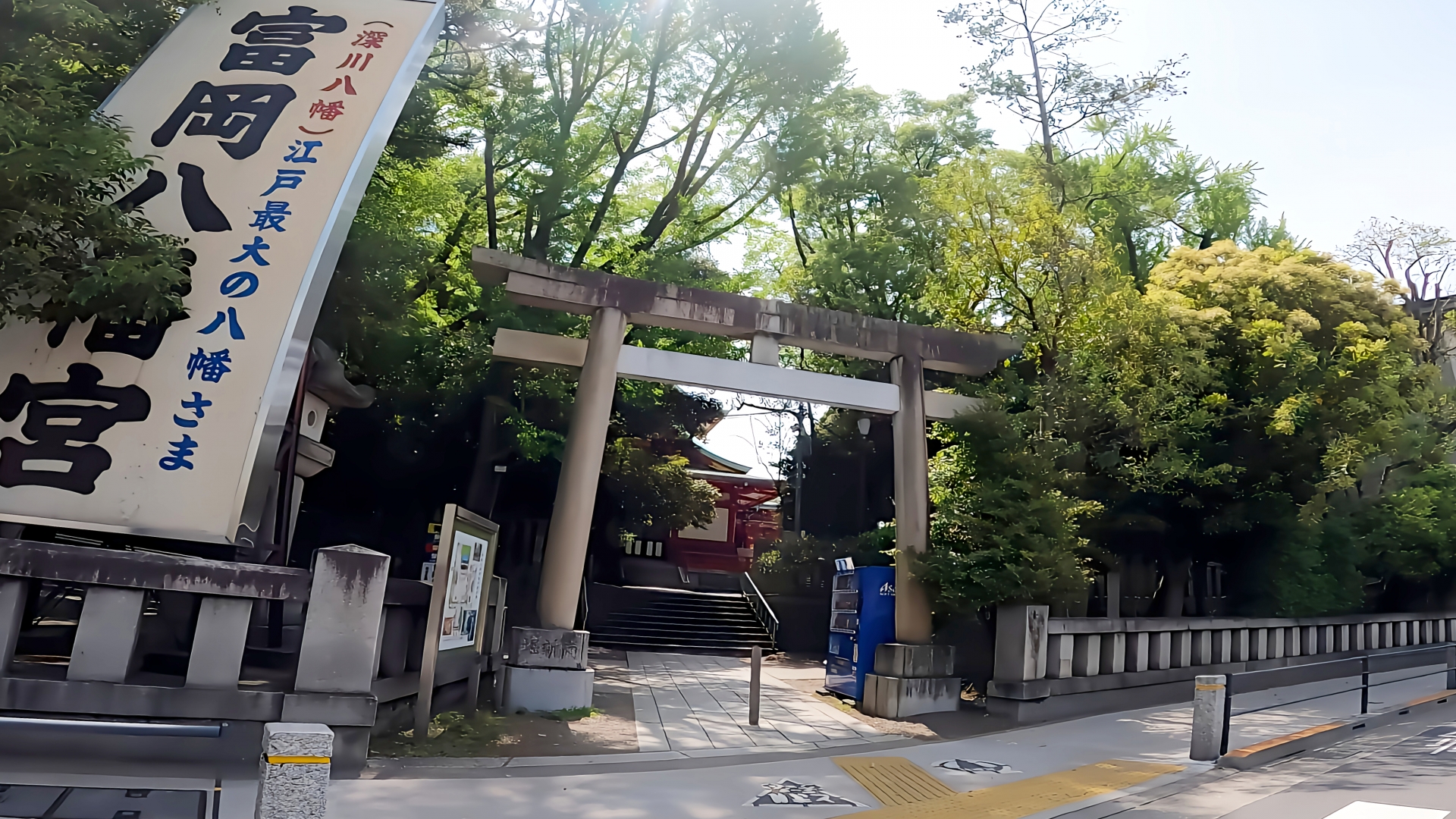 御本殿西側の石鳥居