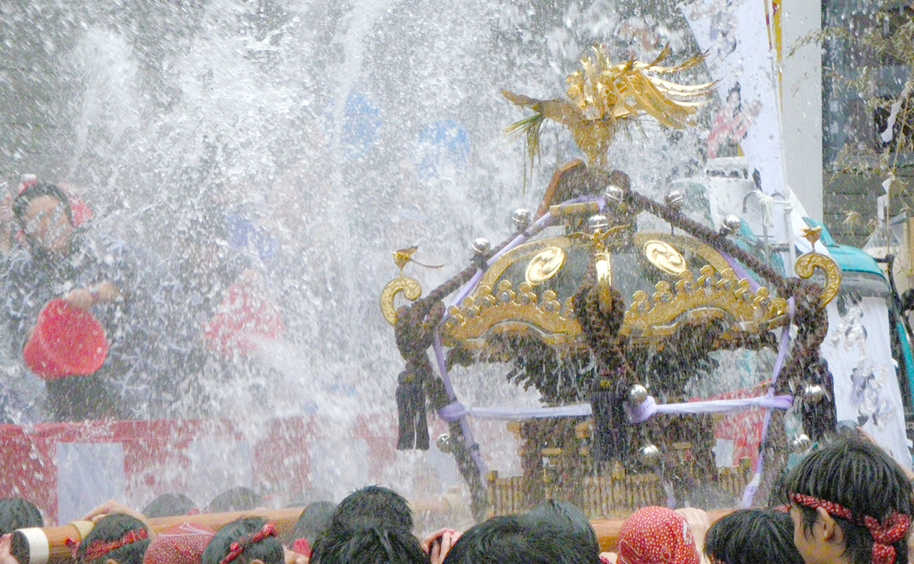 水かけされている神輿