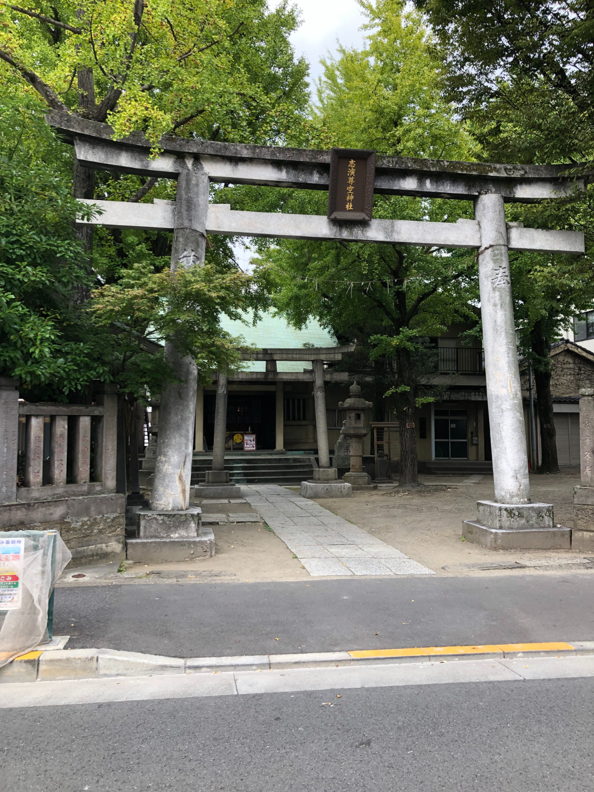 鳥居と拝殿