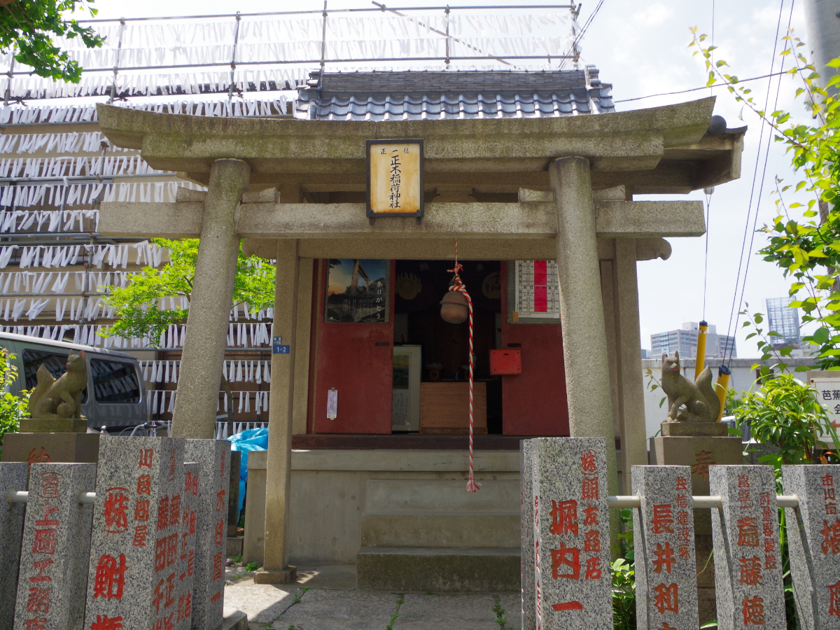 鳥居と拝殿