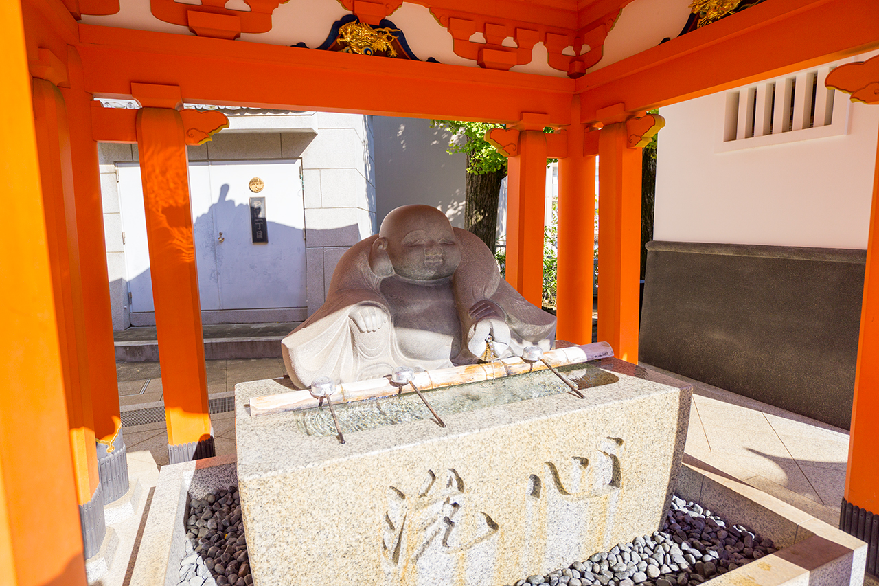 手水舎の布袋像