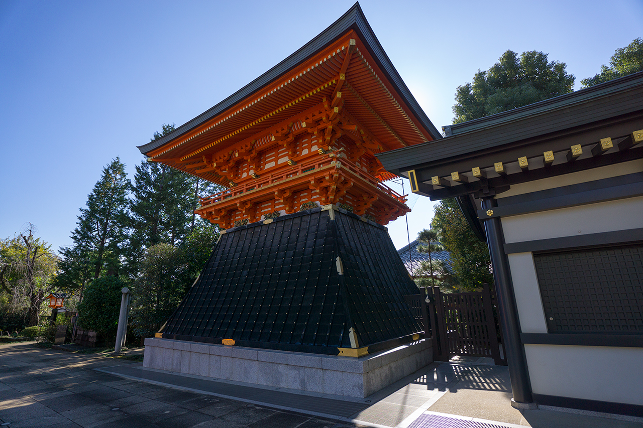 穴八幡宮 見上げた鼓楼