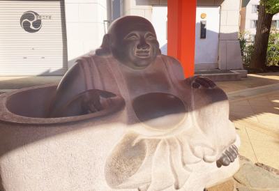 穴八幡宮 布袋尊舎の布袋像