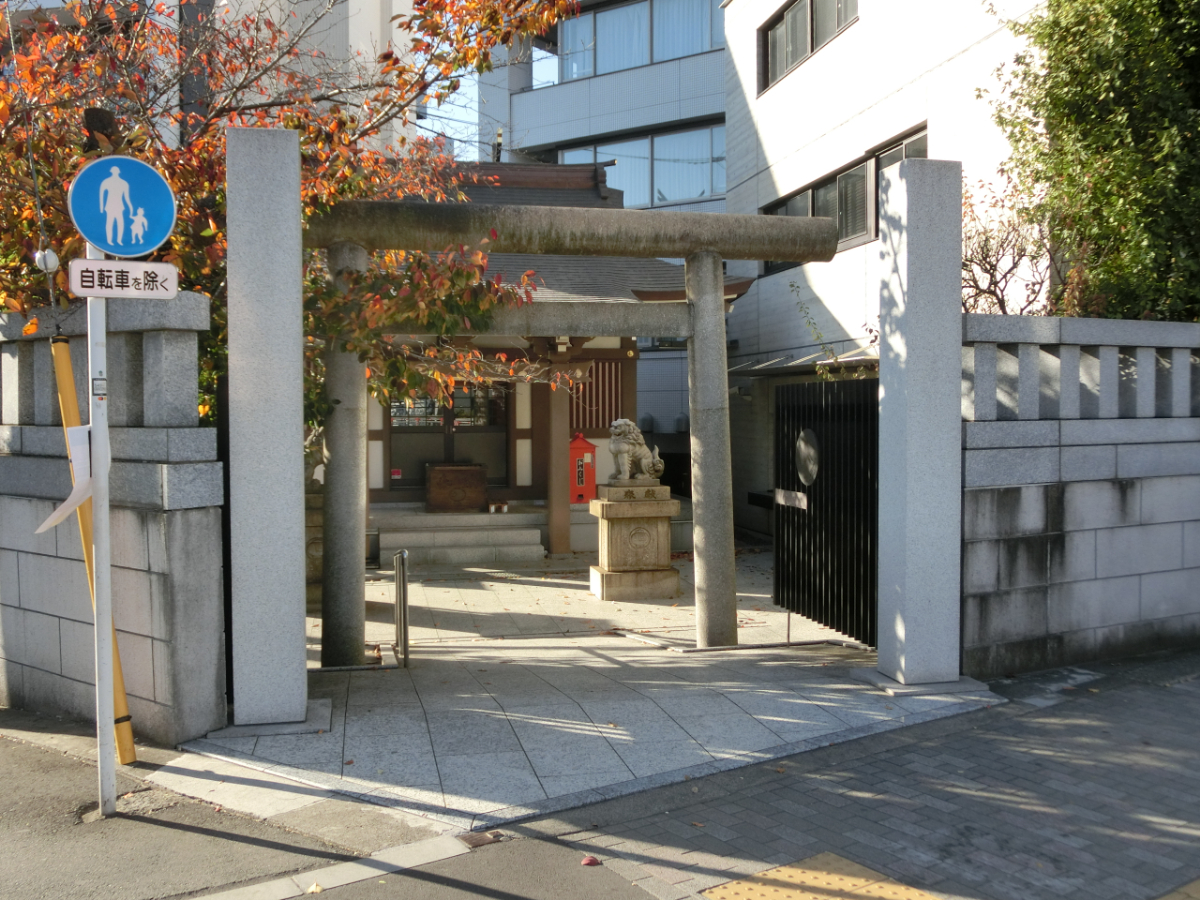 鳥居と拝殿