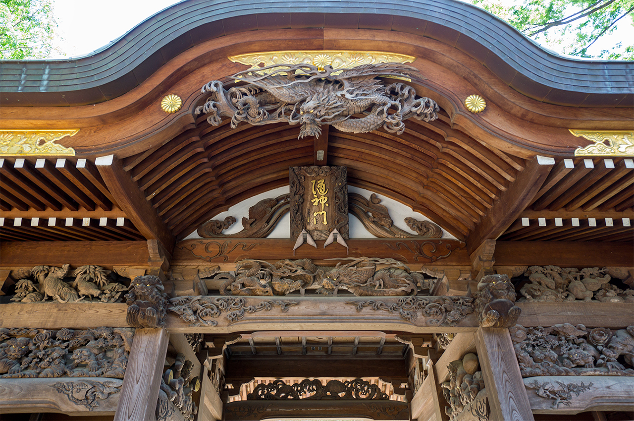 随身門の扁額と彫刻