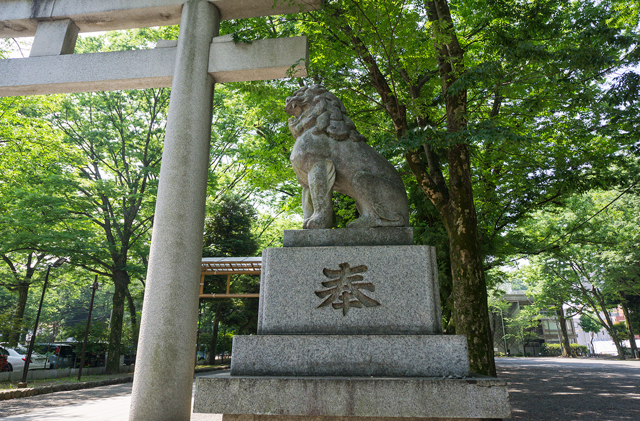 阿の狛犬の横の姿