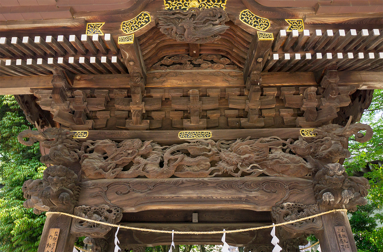 手水舎の龍や鳳凰の彫刻