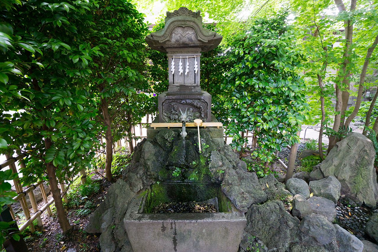 水神社横のご神水