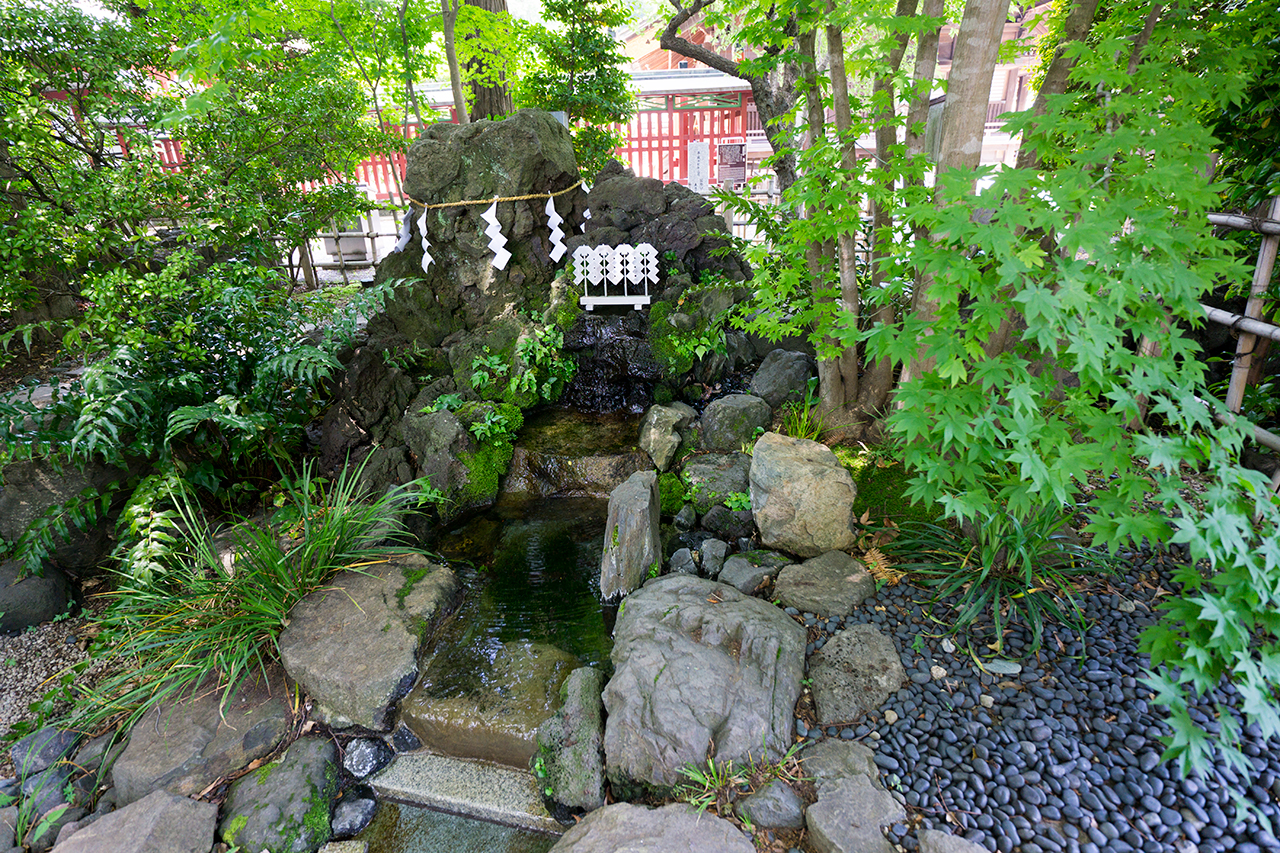 水神社の小川