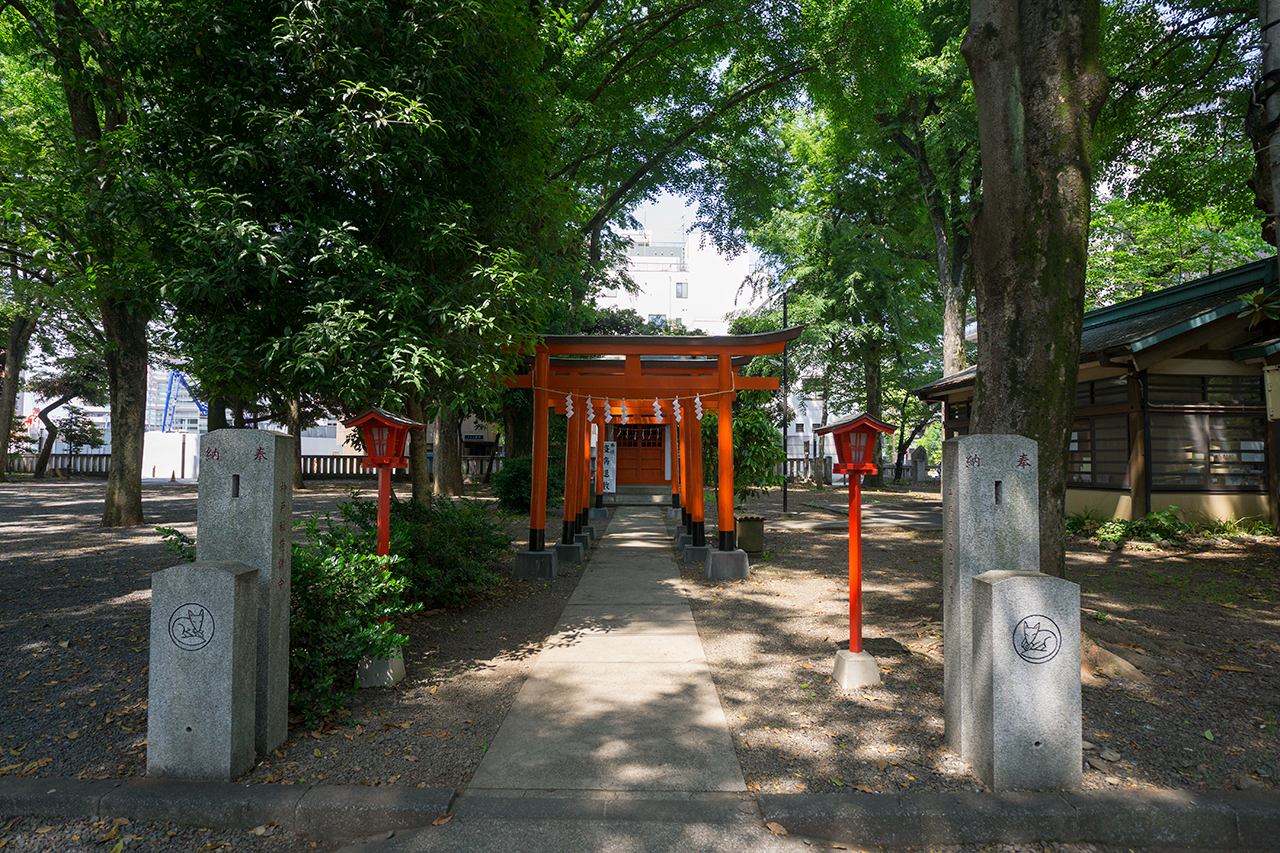 神戸稲荷神社の鳥居と社殿
